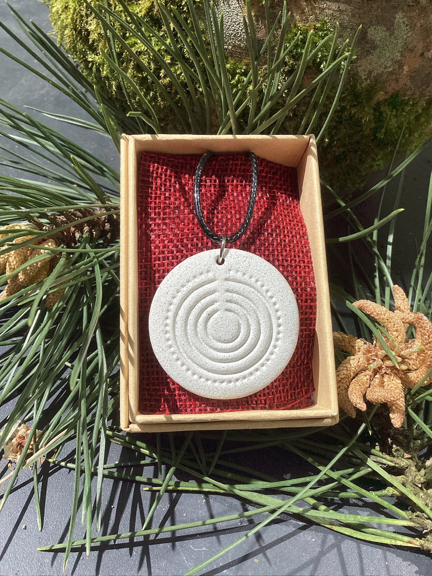 Pendentif d’art mégalithique avec motif labyrinthe.