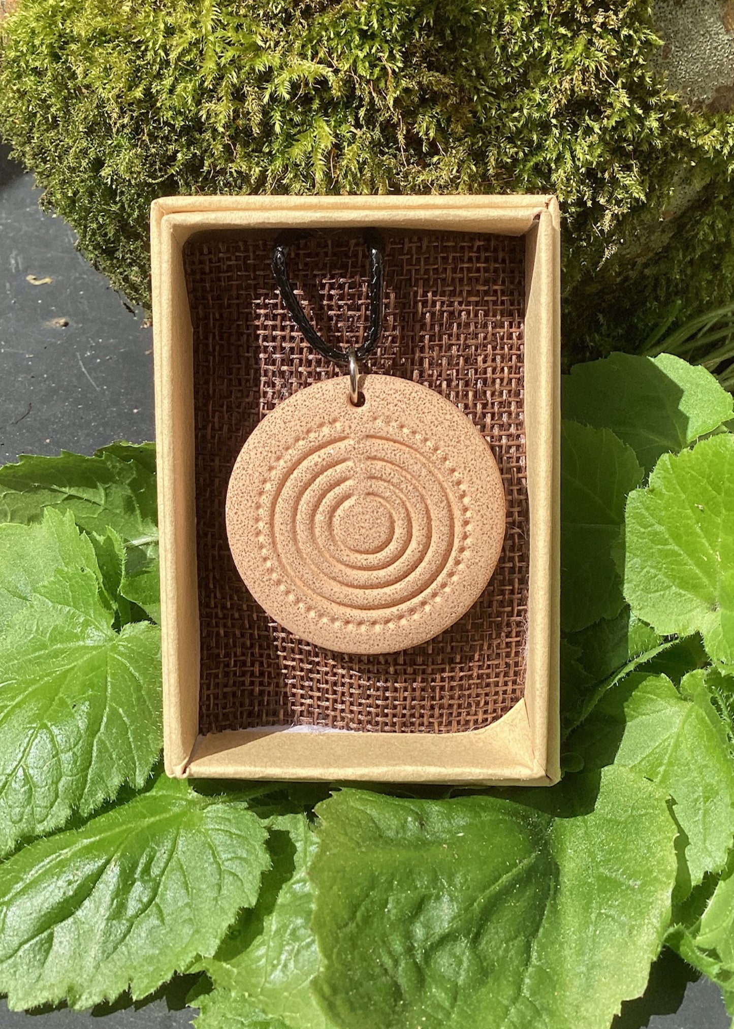 Pendentif d’art mégalithique avec motif labyrinthe.