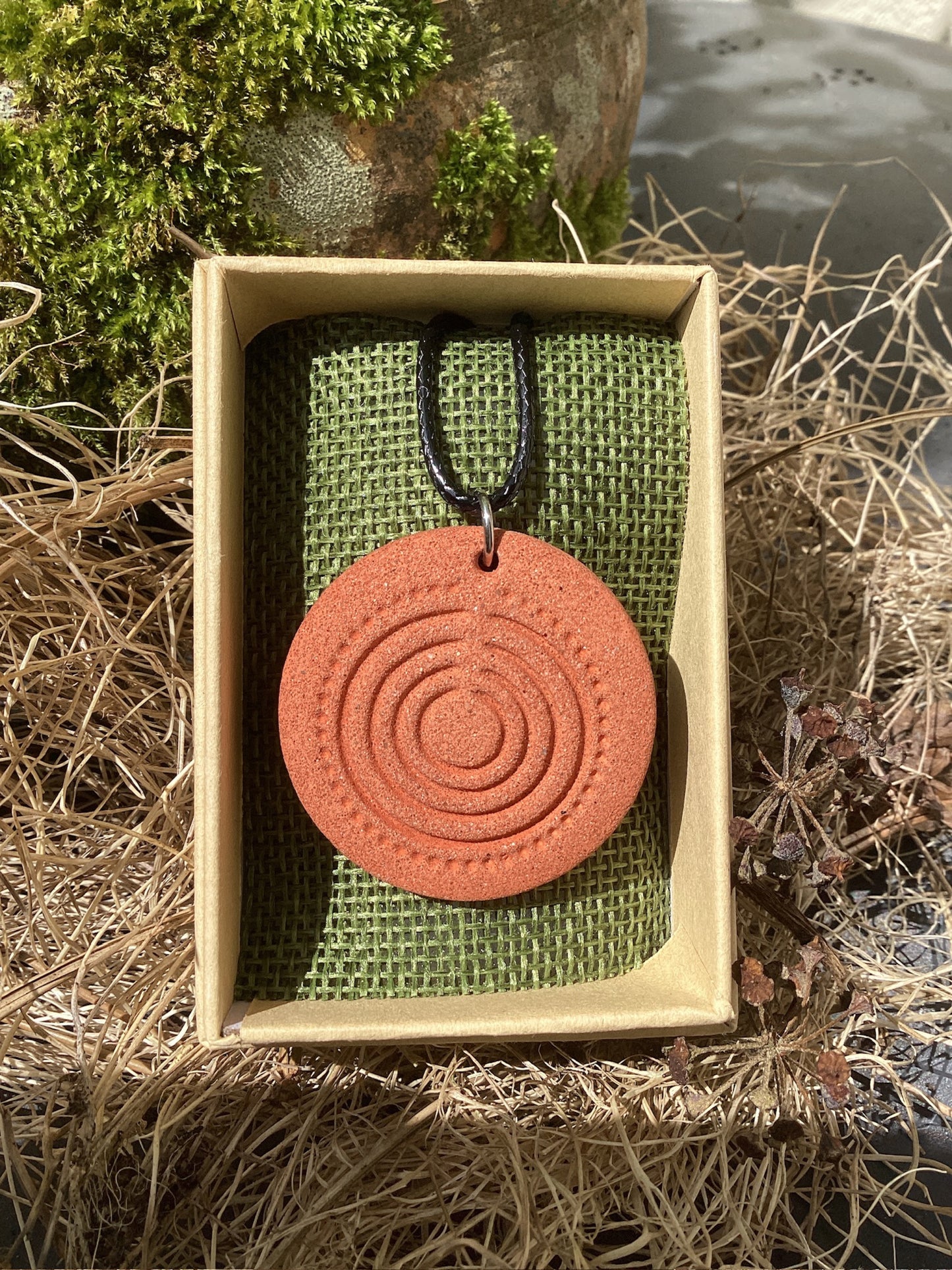 Pendentif d’art mégalithique avec motif labyrinthe.