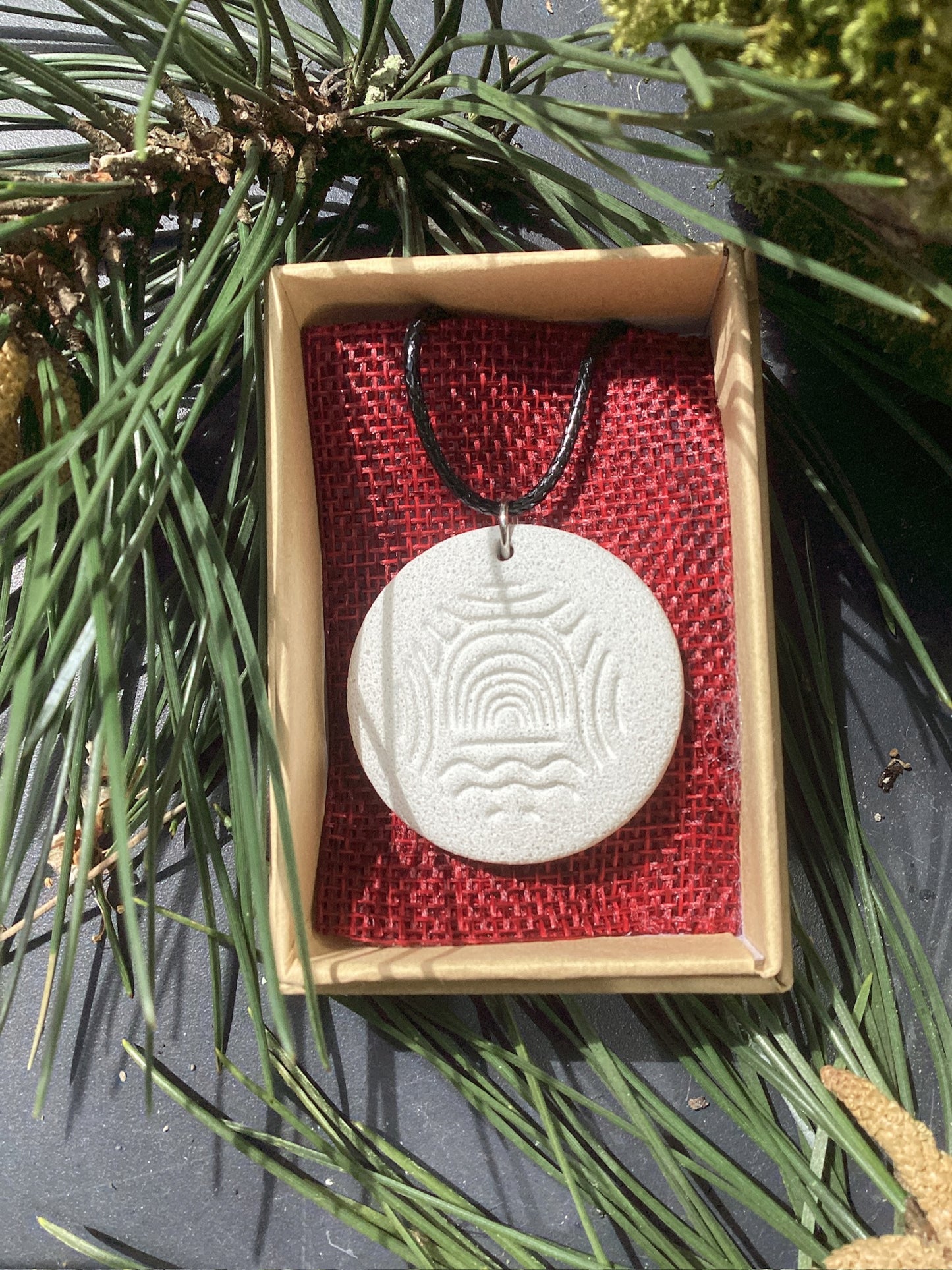 Pendentif d’art mégalithique avec conception de portail.