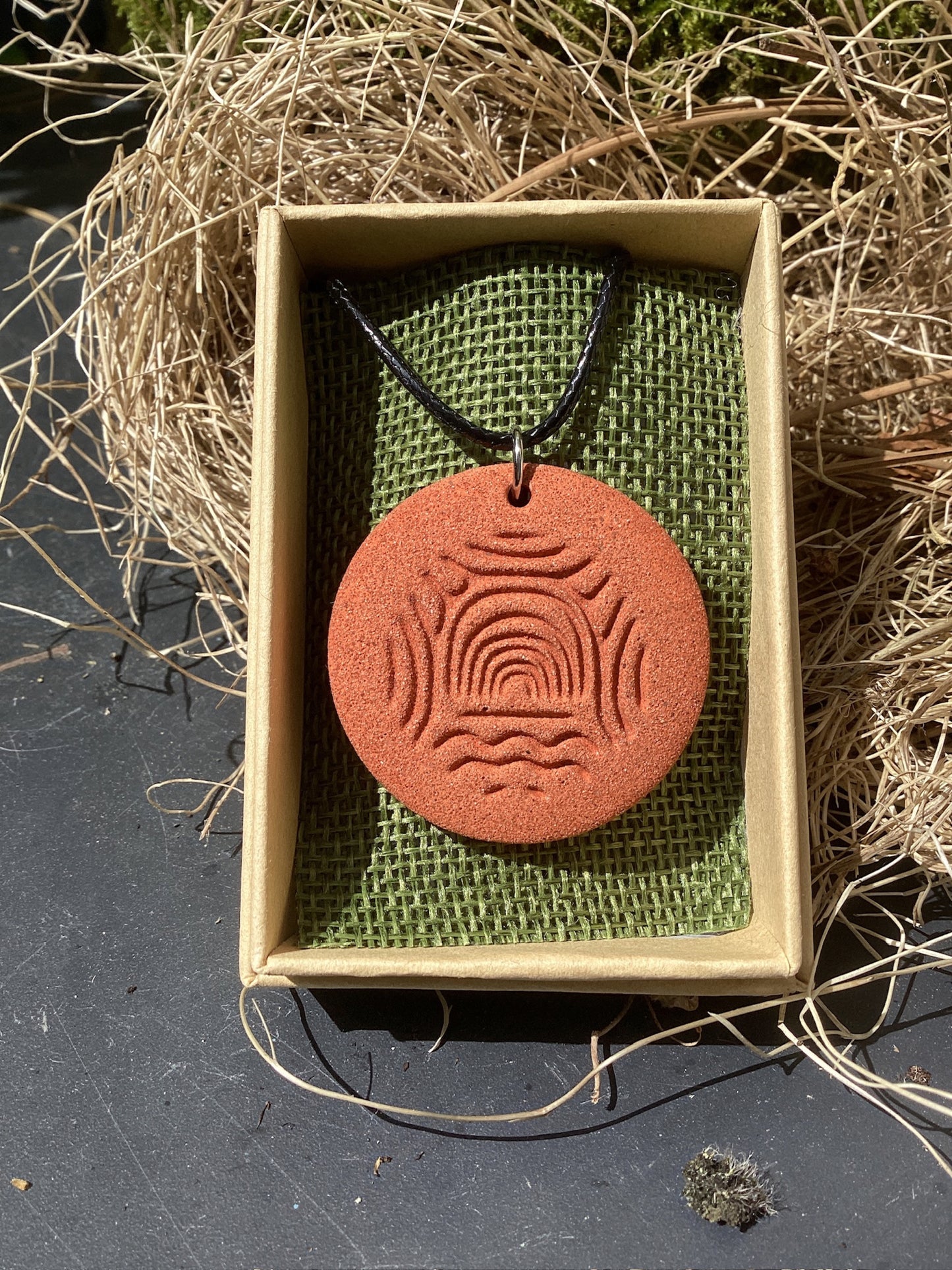 Pendentif d’art mégalithique avec conception de portail.