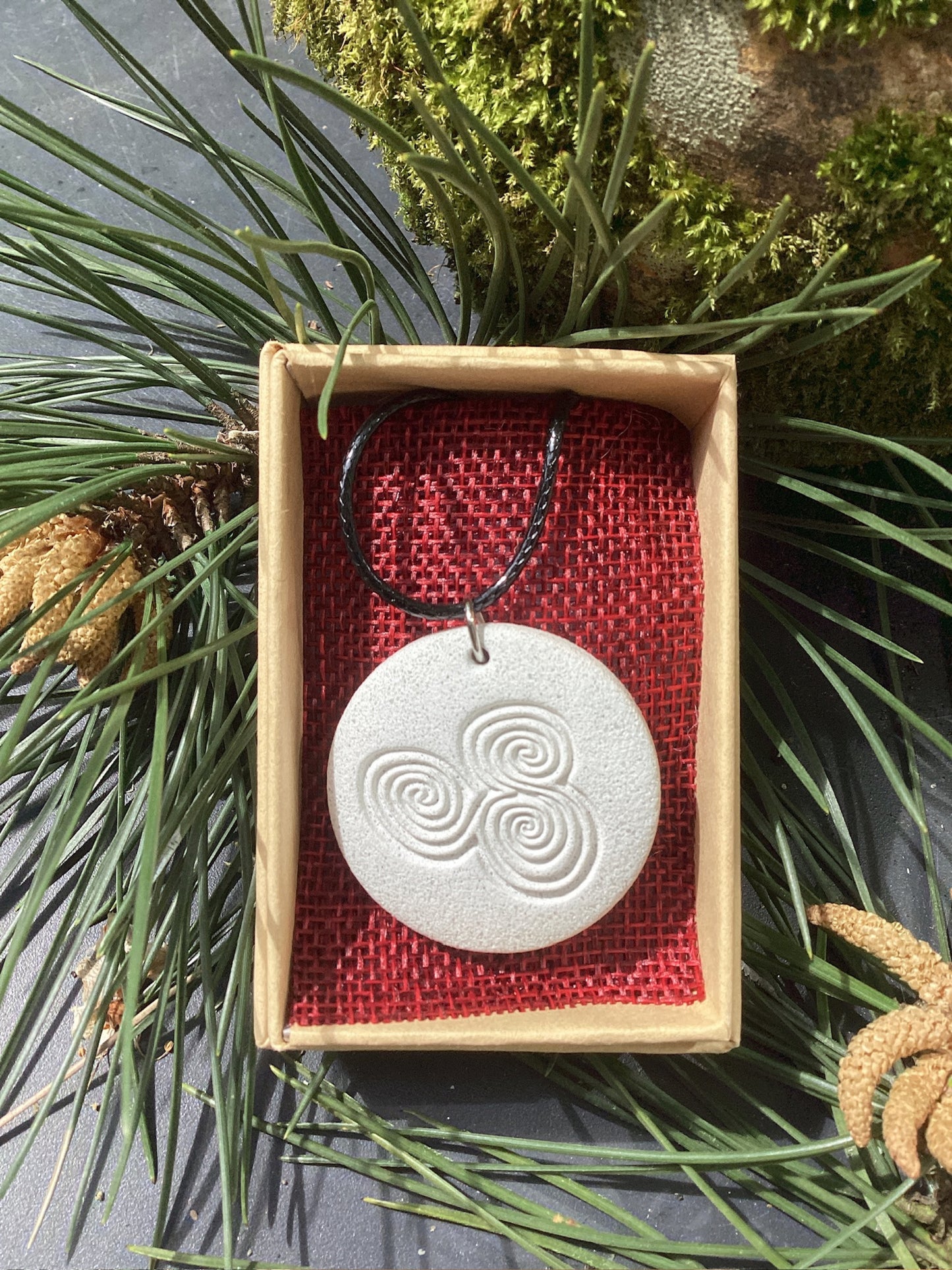 Pendentif d’art mégalithique avec design Triskele.