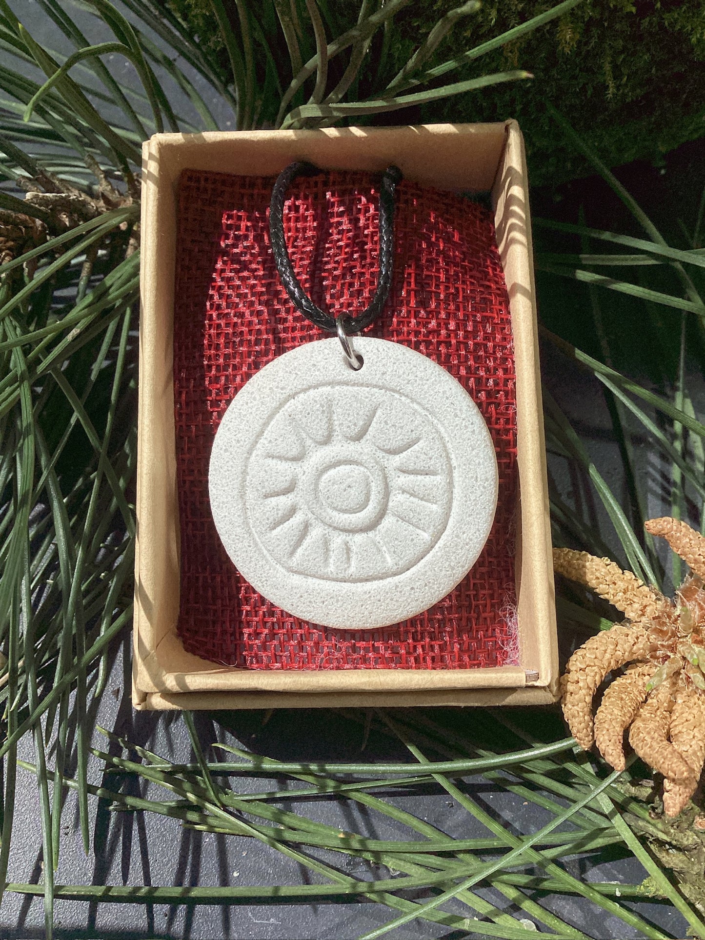 Pendentif d’art mégalithique avec Sun Design.