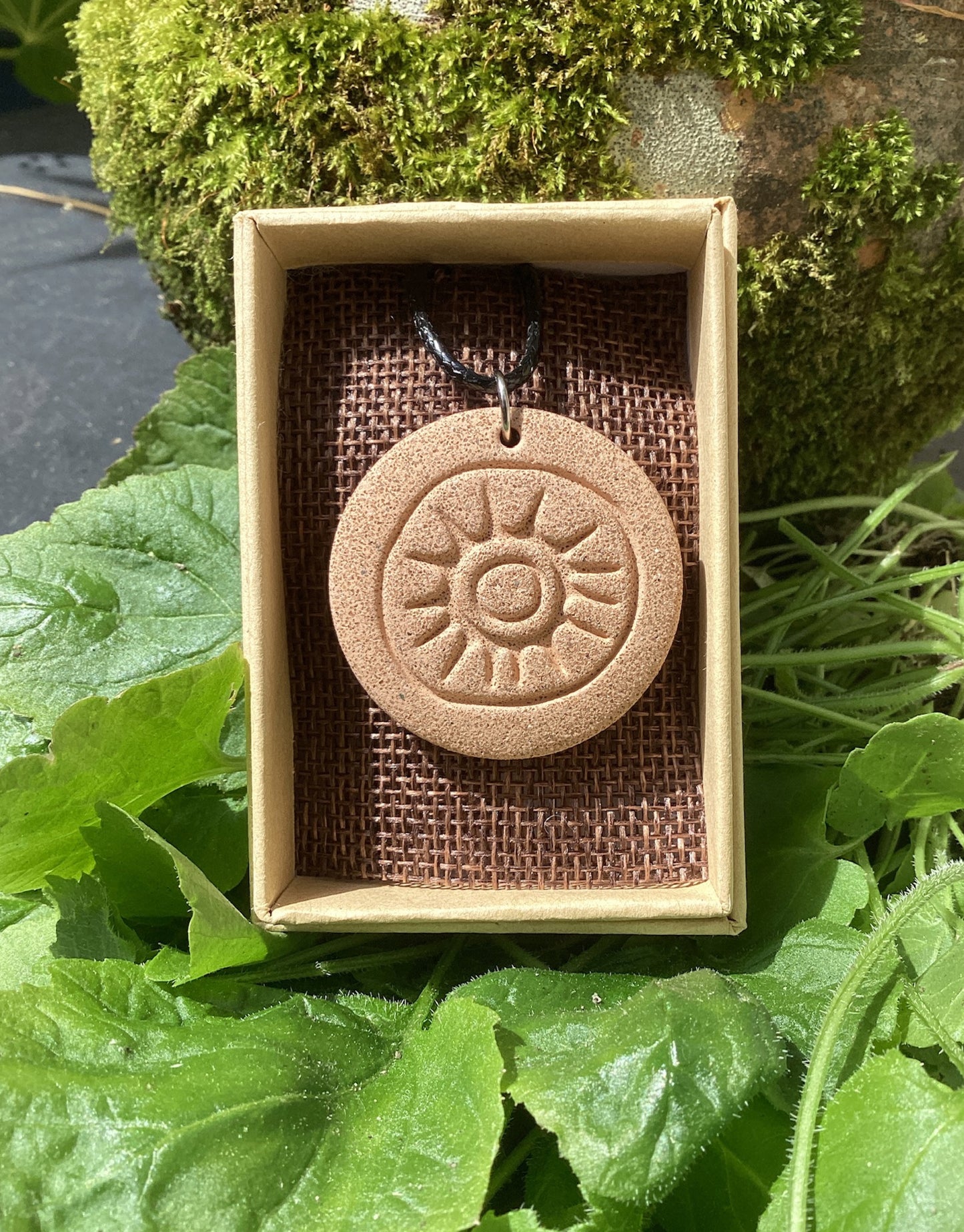 Pendentif d’art mégalithique avec Sun Design.