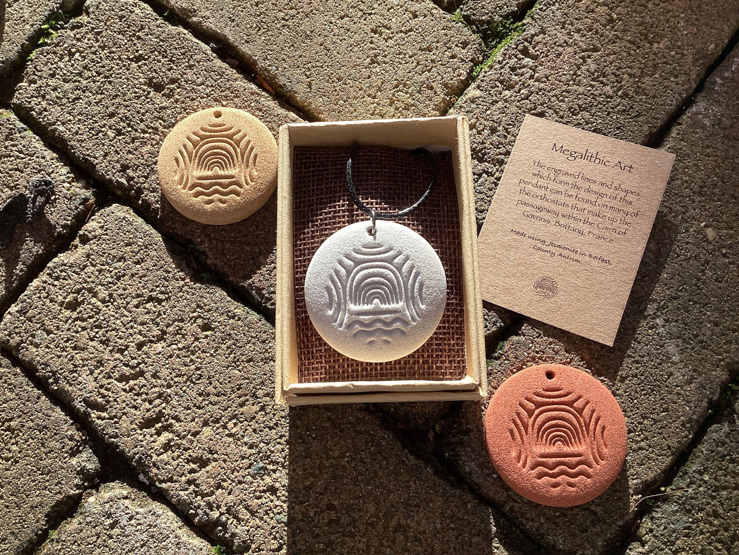 Pendentif d’art mégalithique avec conception de portail.